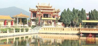 中国侨网孔子庙在水中倒影呈现之下，如梦似幻的意境。 （马来西亚光华网）