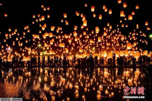 中国侨网资料图：泰国清迈，当地庆祝传统节日“水灯节”。