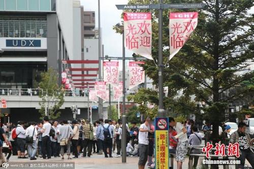 中国侨网资料图：日本东京，各大旨在招徕中国游客前来“爆买”的商家纷纷打出招牌。