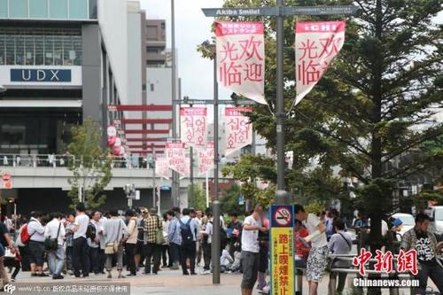 中国侨网资料图:日本东京,各大旨在招徕中国游客前来“爆买”的商家纷纷打出招牌。