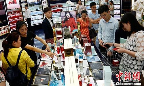 中国侨网资料图:海南三亚,游客在三亚国际免税城购买免税商品。中新社记者 尹海明 摄