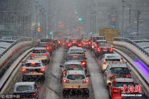 中国侨网当地时间12月11日，比利时布鲁塞尔，冷空气横扫比利时，全国多地降雪，致交通堵塞。图片来源：视觉中国