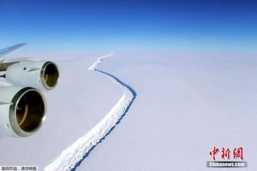 中国侨网图为2016年NASA在官网公布了一张南极洲最大冰架——拉森C冰架裂口的照片。