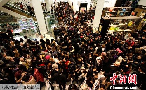 中国侨网资料图：每年12月26日，英国伦敦，牛津街的商场里人满为患。圣诞节第二天是节礼日，许多商家都会在这一天开始打折促销。