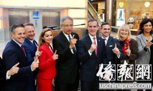 中国侨网洛杉矶市市长贾希提(左起5)与出席新闻发布会的官员们竖起食指，以表示洛杉矶市第一。(美国《侨报》记者邱晨摄)