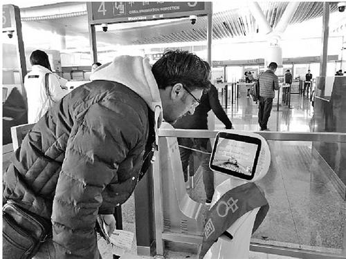 中国侨网巴基斯坦旅客正在研究智能机器人“艾米”。