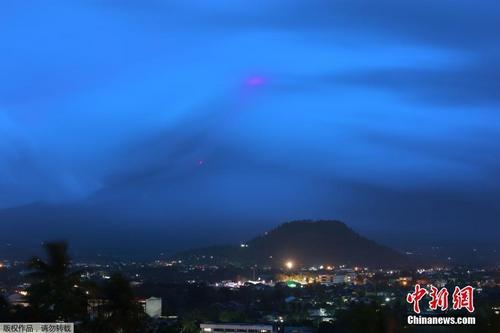 中国侨网当地时间1月15日,菲律宾阿尔拜省,菲律宾火山地震研究所在1月14日晚上20:00发布消息称,马荣火山的预警状态已经从二级升至三级。消息称,从13日16:21到14日19:25,马荣火山共进行了3次蒸汽喷发,并录得158次岩石滚落的情况。火山口已经能见到明显的发光,这显示出有岩浆活动,并且有熔岩流流向南侧的山坡。据此,菲律宾火山地震研究所将预警等级升为三级。三级预警意味着马荣火山处于高度活动状态,并有可能在数周或数天内喷发。