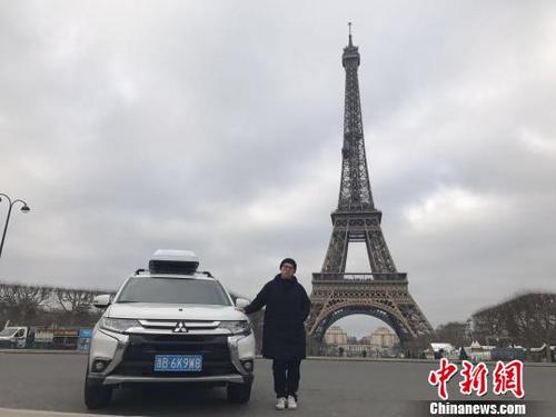 中国侨网图为林梦省和他的“爱车”在巴黎。 林波 摄