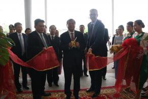 中国侨网柬埔寨旅游部长唐坤为旅游资讯中心主持剪彩启用仪式。（柬埔寨《星洲日报》）