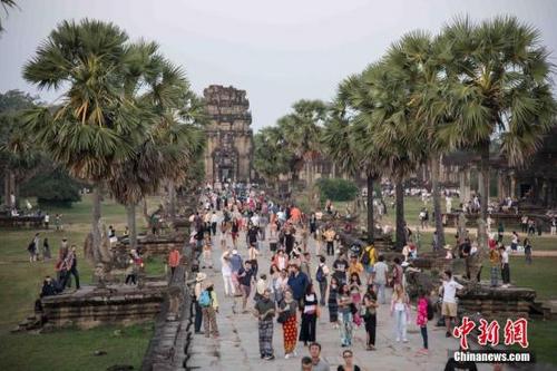 中国侨网资料图:上千名各国游客早早守候在柬埔寨暹粒景点——吴哥窟,守候观看日出。中新社记者 洪坚鹏 摄