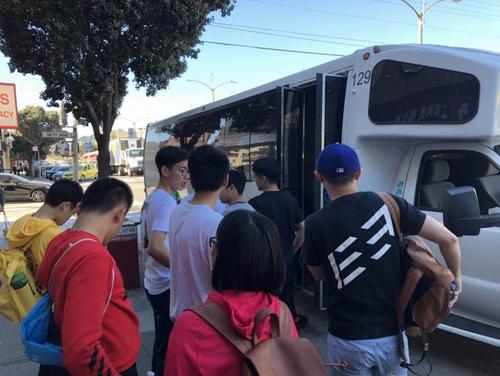 中国侨网中国游客正登上鹿强旅游公司的巴士。（美国《侨报》/鹿强提供）