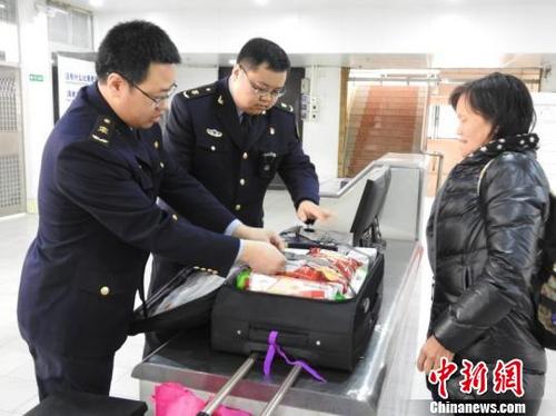 中国侨网检验检疫人员在查验旅客出境行李 高明出入境检验检疫局供图 摄