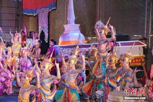 中国侨网资料图：“神奇泰国”花车巡游活动在曼谷市中心举行。观众领略泰国丰富的旅游资源和风土人情。中新社记者 王国安 摄