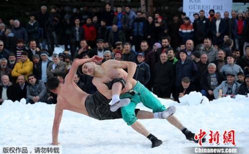 中国侨网两名选手在雪地摔跤比赛上一较高下。