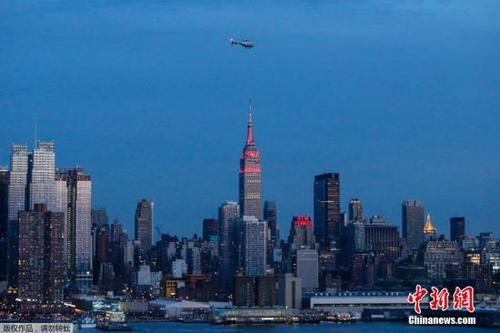 中国侨网资料图：当地时间2016年2月6日，美国纽约帝国大厦点燃金色和红色灯光，庆祝中国农历新年。