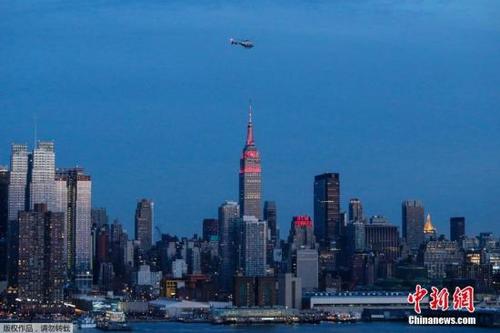 中国侨网资料图:当地时间2016年2月6日,美国纽约帝国大厦点燃金色和红色灯光,庆祝中国农历新年。