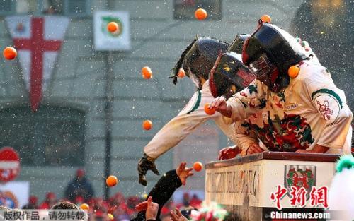 中国侨网图为2月11日的“橘子大战”现场。
