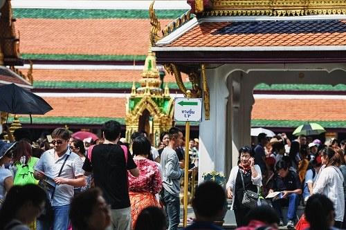 中国侨网资料图:一些中国游客在泰国曼谷大皇宫及玉佛寺景区游览。新华社记者 李芒茫 摄
