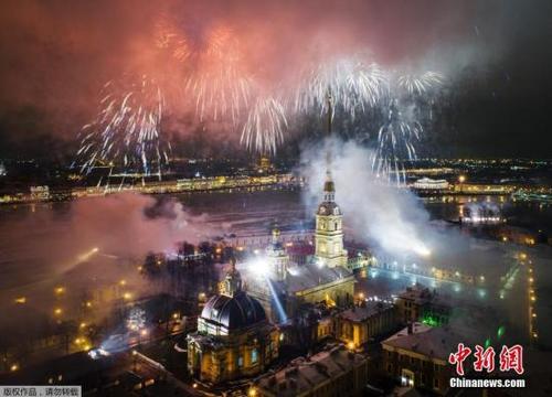 中国侨网当地时间1月27日，俄罗斯圣彼得堡鸣放礼炮和燃放烟花，纪念列宁格勒保卫战胜利74周年。