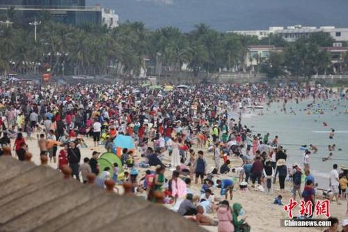 中国侨网资料图：春节期间的三亚海滩。图片来源：视觉中国