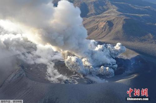 中国侨网当地时间2018年3月6日,从日本小林市观测新燃岳火山喷出浓烟。