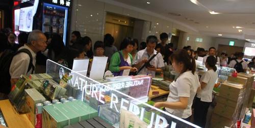 中国侨网资料图:中国游客在韩国首尔一免税店内购物。新华社记者姚琪琳摄