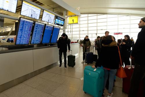 中国侨网旅客看着被取消的航班叹气。(美国《世界日报》/朱泽人 摄)