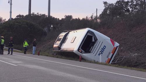 中国侨网一辆载有36名中国游客的大巴车在葡萄牙埃武拉省A6公路Montemor-o-Novo路段发生翻车事故。（法国《欧洲时报》中欧版援引葡萄牙《晨邮报》资料图）