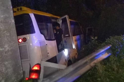 中国侨网一辆普吉牌照载有中国游客的旅游大巴行经普吉府直辖县卡塔山下坡路段时,疑因雨后路滑及道路曲折失控,坠入路边有大约10米深的路肩里。(来源:泰国《世界日报》)