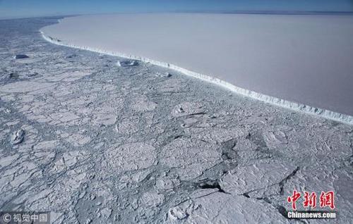 中国侨网资料图：当地时间2017年10月31日，NASA“冰桥行动”拍摄到的南极洲拉森C冰架著名冰山A-68的西部边缘。NASA“冰桥行动”过去9年致力于研究观测南极与北极地区的冰雪覆盖情况，收集有关极地和海冰变化的数据。 Mario Tama 摄 图片来源：视觉中国