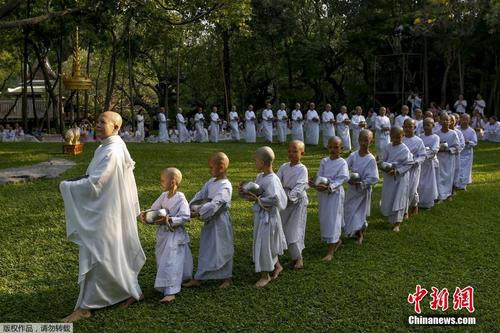 中国侨网资料图：泰国曼谷，比丘尼们庆祝宋干节，接受来自民众的食物。