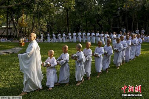 中国侨网资料图：泰国曼谷，比丘尼们庆祝宋干节，接受来自民众的食物。