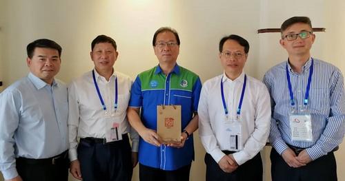 中国侨网厦门市旅游发展委员会副主任钟海林(右二)赠送纪念品予沙巴旅游协会主席兼世航旅游董事经理廖吉祥(中)。(马来西亚《诗华日报》)