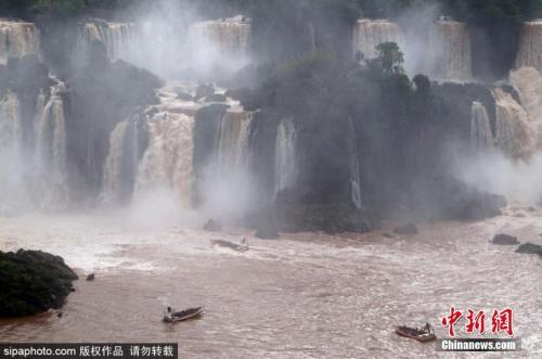 中国侨网资料图：伊瓜苏瀑布的壮美景象。