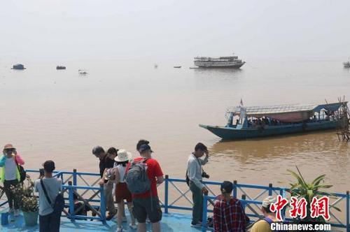 中国侨网洞里萨湖暹粒河口段因聚居“水上人家”成为吸引国际观光客的景点。　廖敏佳　摄