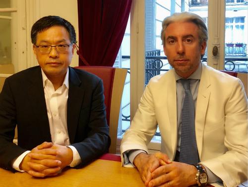 中国侨网石仁林律师（左）与刑事诉讼律师封达纳。（《欧洲时报》/孔帆 摄）