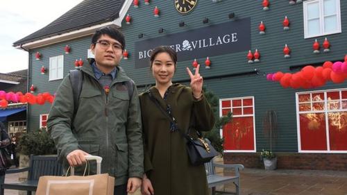 中国侨网萧崔西（图右）说比斯特很受中国游客欢迎。（BBC中文网）