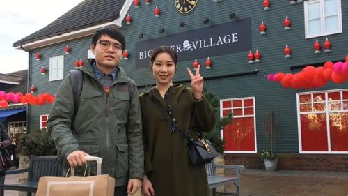 中国侨网萧崔西(图右)说比斯特很受中国游客欢迎。(BBC中文网)
