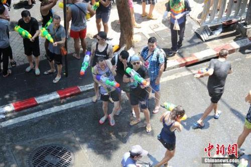 中国侨网资料图，4月13日，曼谷街头市民游客“泼水”狂欢。今年4月13日至16日是泰国传统节日宋干节（泼水节），全国各地民众“湿身”欢度佳节。中新社记者 王国安 摄