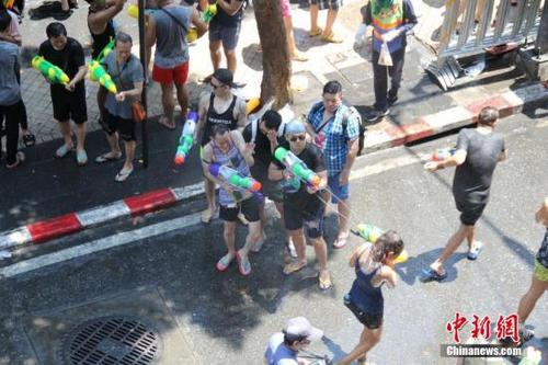 中国侨网资料图,4月13日,曼谷街头市民游客“泼水”狂欢。今年4月13日至16日是泰国传统节日宋干节(泼水节),全国各地民众“湿身”欢度佳节。中新社记者 王国安 摄