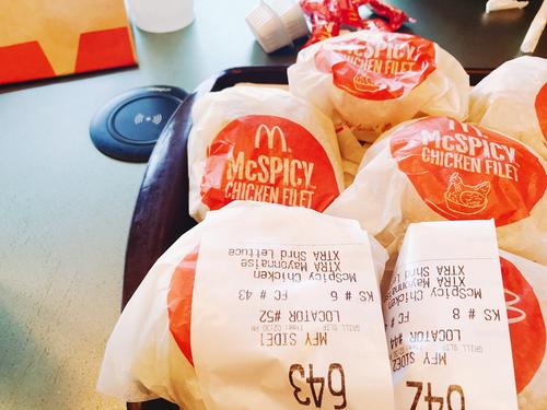 中国侨网全美首家麦当劳“环球菜单”供应中国人有亲切感的麦辣鸡腿堡。(美国《世界日报》/Skye供图)