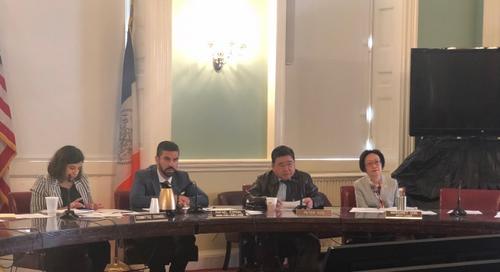 中国侨网纽约市议会消费者事务及商业牌照委员会24日举行听证会,探讨城市双层观光巴士运营。(美国《世界日报》/陈小宁 摄)