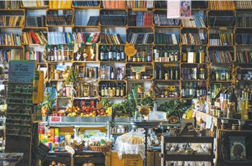 中国侨网在葡萄牙小镇逛菜市场书店。