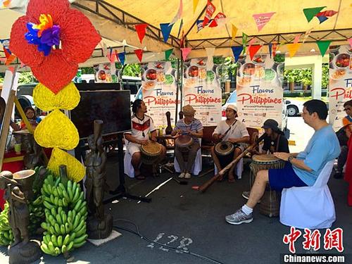 中国侨网资料图:菲律宾首都,一群艺人在表演,希望能吸引更多外国游客赴菲旅游。(中新社记者 张明 摄)