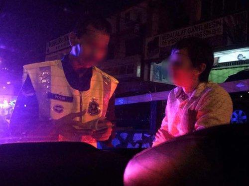中国侨网女事主及友人偷拍警察及Grab车司机,但被警察勒索1万令吉。(马来西亚《中国报》)