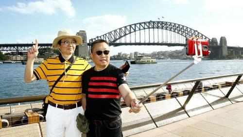中国侨网在悉尼歌剧院前留影的中国旅客。（图片来源澳大利亚《每日电讯报》）