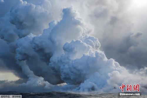 中国侨网资料图:当地时间2018年5月20日,美国夏威夷基拉韦厄火山继续喷发,岩浆流入太平洋,遇海水激起滚滚烟雾。