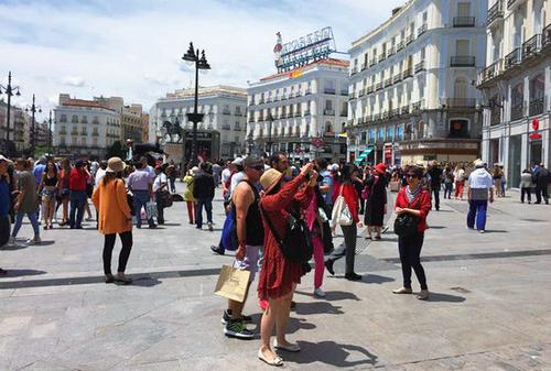 中国侨网中国游客在西班牙马德里太阳门广场留念拍照。(法国《欧洲时报》/梦唐 摄)