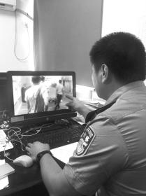 中国侨网公安干警正在介绍案情。 警方供图