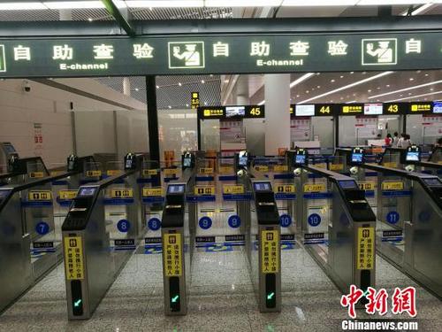 中国侨网图为正式启用的重庆江北国际机场T3航站楼出境大厅边检自助通关通道。　张少波　摄
